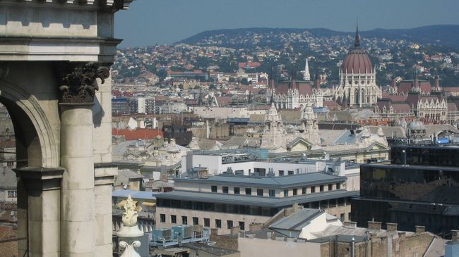 エレベーターで展望台まで登る。ペスト側の街並みがよく見える。