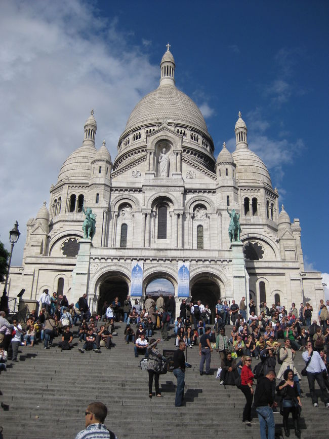 パリに戻って、ホテルにチェックインしてからモンマルトル<br />に向かいました。<br />向かう際のタクシーで、運転手さんから「君たちはカサ持ってるの？」<br />と聞かれました。<br />天気がよかったので置いてきた私たち。<br />運転手さんが「これから雨が降るよ」<br /><br />サクレクール寺院です。<br />いまはこんなにいい天気なんですが･･･