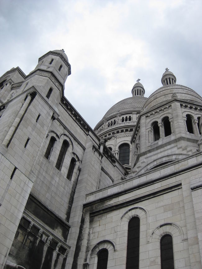 運転手さんの言うとおり、だんだん雲行きが<br />あやしくなります！<br />結局サクレクール寺院の軒下で20分ほど雨宿りです。