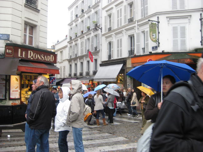 ANVERS駅に向かう通りです。<br />