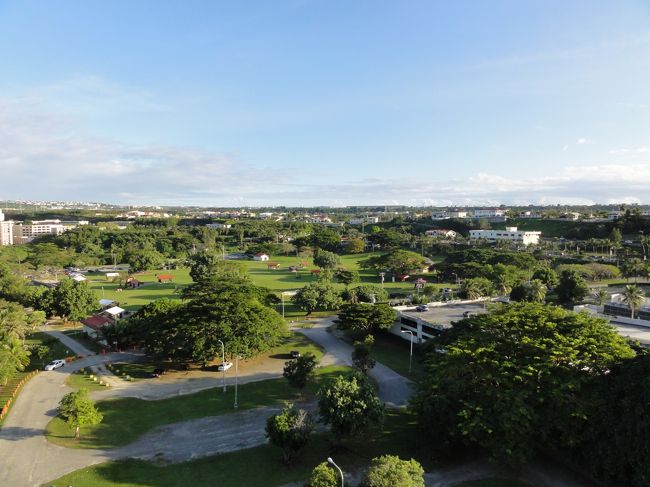 ラナイから右にタモンの町並みも。空港まで見渡せます。