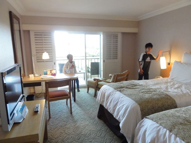 1179の部屋。こちらにはワークデスクがあったので子供たちの部屋に。夜はデスクで冬休みの宿題をしていました。<br /><br />実はこの部屋ちょっとカビ臭かった。エアコンをつけていると気が付かないけど、消して寝たら翌朝ぷ〜んと･･･。もう１日たっていたので部屋換えするのもめんどく、できるだけ窓を開けて換気していました。<br />