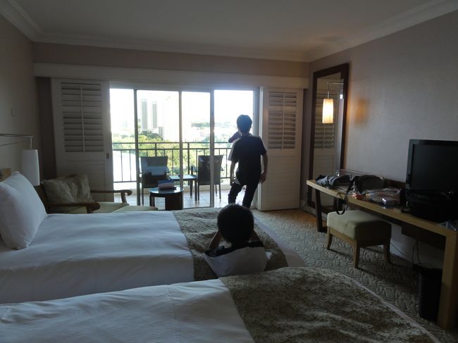 1177の部屋。デスクがない代わりにバスルームが広めでした。<br /><br />1177&amp;1179の部屋はエレベータールームに近く移動には便利でしたが、夜静かになるとエレベーター音が結構部屋に響きます。また、換気扇なのかプロぺラがバタバタ回るような音も･･･私たちは疲れで毎日熟睡でしたが、気になる人には嫌な音かもしれないですね。