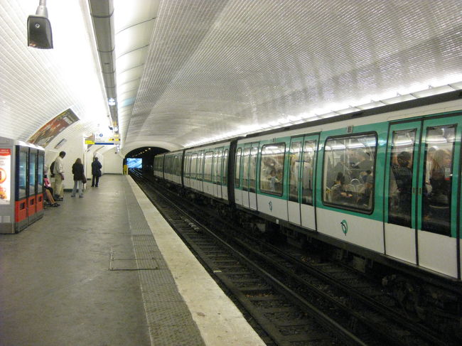 フランスの地下鉄は明るいです。<br />ここからシャルルドゴールエトワール駅へ行き、<br />凱旋門に向かいます。
