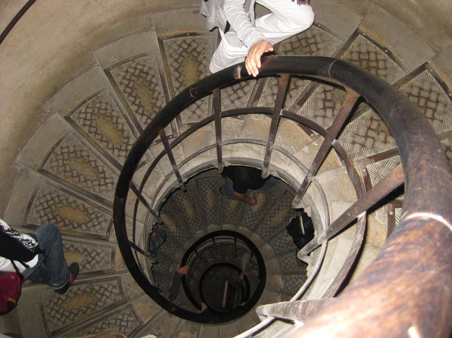 さぁ、凱旋門を登ります！<br />ずっと螺旋階段。目が回りそうです。