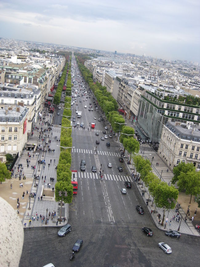 凱旋門の上から見たシャンゼリゼ通りです。