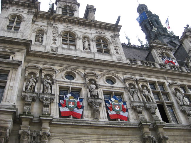 オテルドヴィル駅からノートルダム寺院に向かいます。<br />パリ市庁舎です。