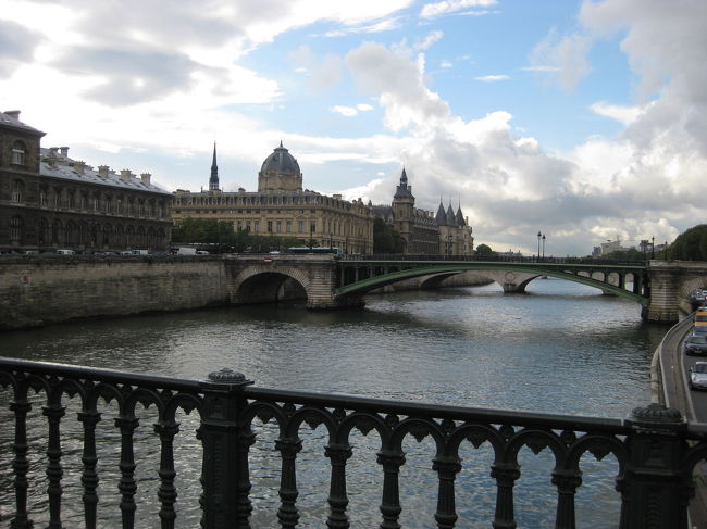 シテ島に渡ります。