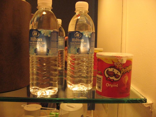 サービスのミネラルウォーター。毎日きちんと人数分補充されていました。<br />冷蔵庫にはサービスのドリンク（ツアーのサービスだったのかホテルのサービスだったのか不明）。<br />ひと部屋に　ウーロン茶・水・コーラ・ビール・フルーツジュースがそれぞれ人数分。旅行中の飲み物はこれで十分でした。<br /><br />ポテトチップ＆冷蔵庫にチョコまで。子供たち大喜びです。<br /><br />