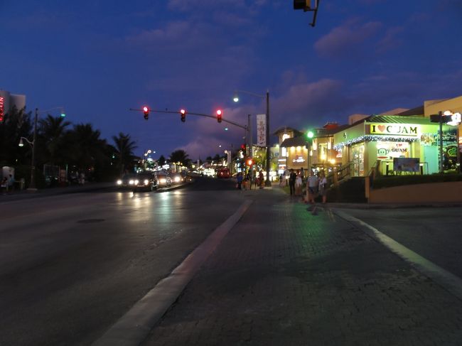 早速夕食を食べにタモンの街へ。<br />トニーローマは予約がいっぱいだったのでDFS近辺へ。通勤時間帯のPM5時ごろにホテルを出たため40分近くかかって到着。