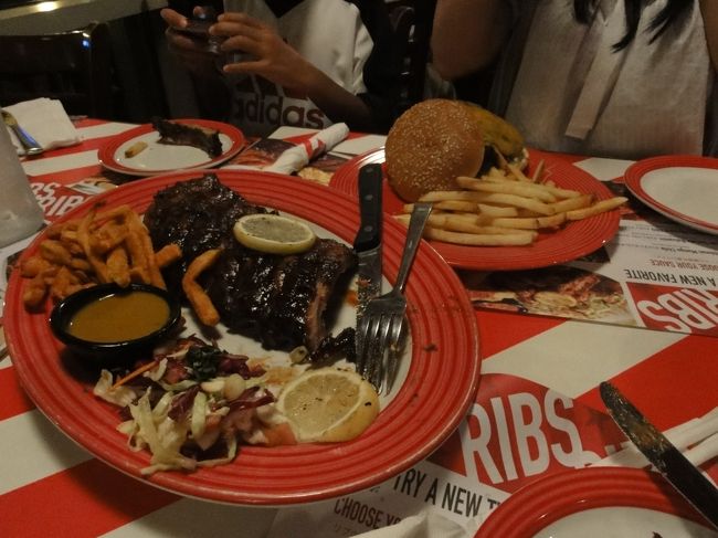 ポークリブ$29.95とチーズバーガー$9.50をオーダー。<br /><br />あっという間に間食。リブの付け合せのポテトが甘くてサツマイモのような味。美味しい。コールスローも付いてます。<br /><br />