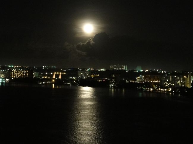 お腹がいっぱいになってホテルへ。<br /><br />部屋の真正面、タモン湾の向こうから満月が昇りました。<br />タモンの夜景と海に写る月光の道。夢の中のような景色にしばしうっとり。<br /><br />明日は海へ繰りだすぞ〜♪