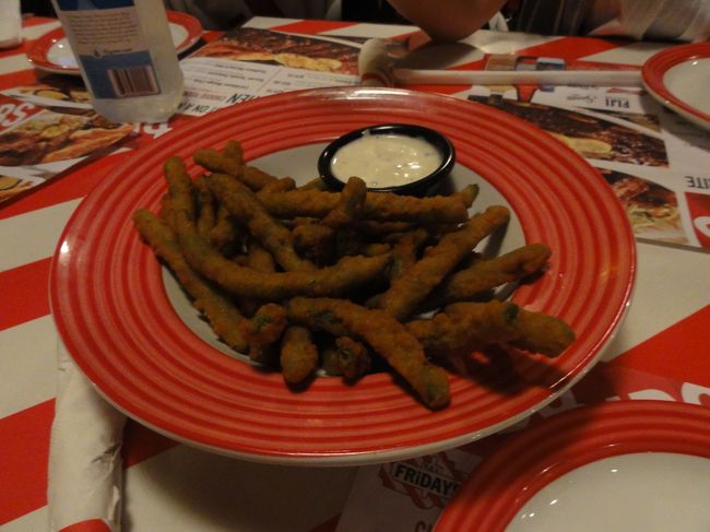 バスから見えたＴＧＩフライデースに決定。<br /><br />グリーン　ビーンズ　フライ$6.95。<br /><br />オニオンフライが有名だけど、油っぽいかな？と思ったのでこちらに挑戦。<br />これ、衣がカリカリでめちゃくちゃ美味しかった♪子供たちのお気に入りに。