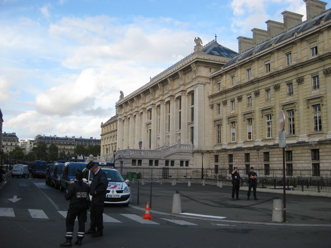 裁判所です。<br />警察が多いのは･･･