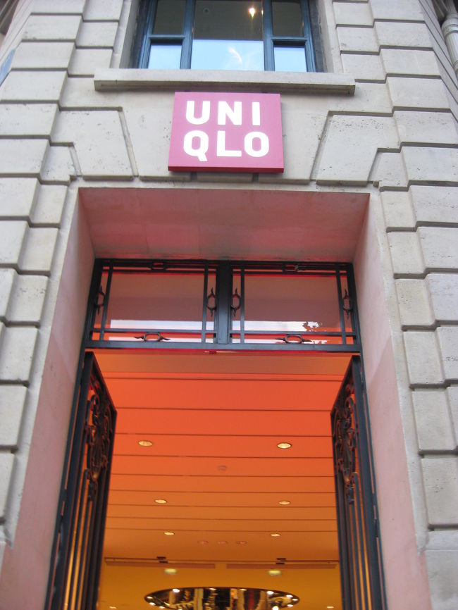 オペラ座近くのユニクロ。<br />