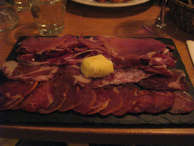 レストランにはタクシーで行ったので、油断して<br />地図を持っていかなかったんです。<br />そしたら道に迷い･･･お店に着いたのはラストオーダー後。<br />しかし、お店の人がとてもよい人で、コールドディッシュ<br />だったら出せるよとのこと。<br />ハムの盛り合わせです〜