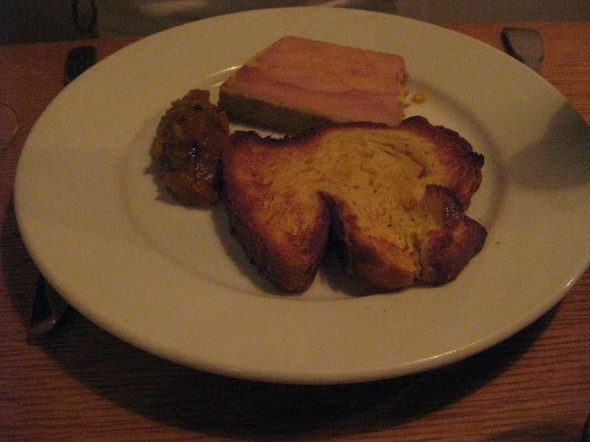 フォアグラのテリーヌ！<br />おいしかったぁ♪<br />本日は迷子になったこともあり、約15キロ歩いています･･･<br /><br />明日はヴェルサイユ宮殿観光です。<br />つづきはパリ編③で。