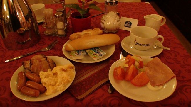 ホテルの朝食<br />温かいスープもあっておしかった。