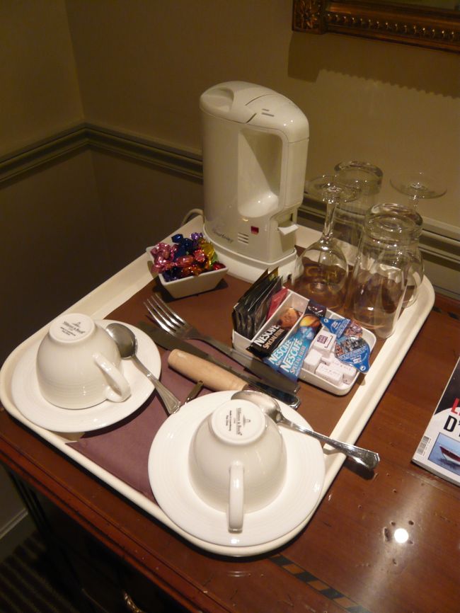 コーヒーカップと電気ポットです。<br />トレイ上のインスタントと飴は無料です。<br /><br />電気ポットは、内部の加熱用金属部が特性上錆びるので3回くらい洗って使用した方が良いです。