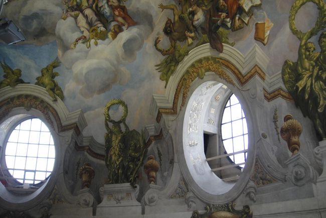 修復中の天井画がすぐ目の前に。<br />