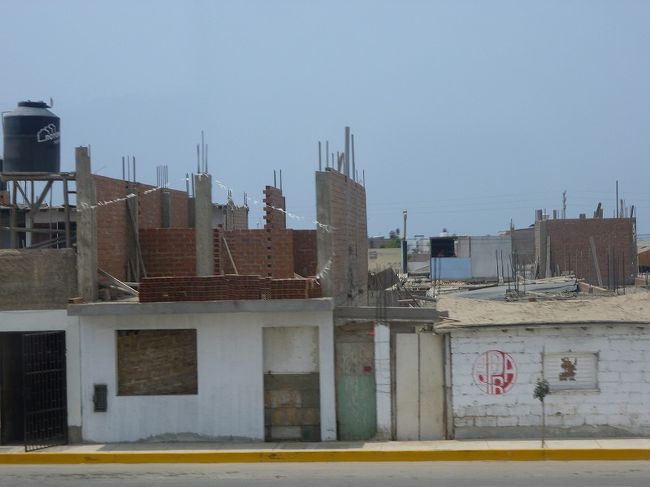 リマ→ナスカ、住宅。屋根の鉄筋がむき出しなのは将来、建て増す時のためだそう。ガイドさんの説明によると、低所得層家庭は貯蓄が出来るごとに家を大きくする人が大半という。