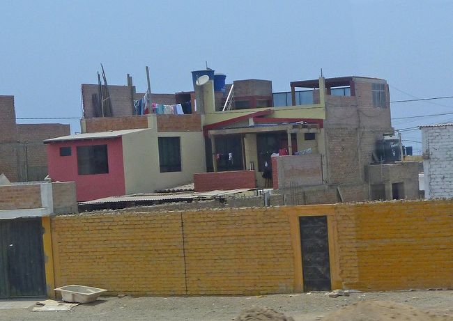 リマ→ナスカ、建て増した家。