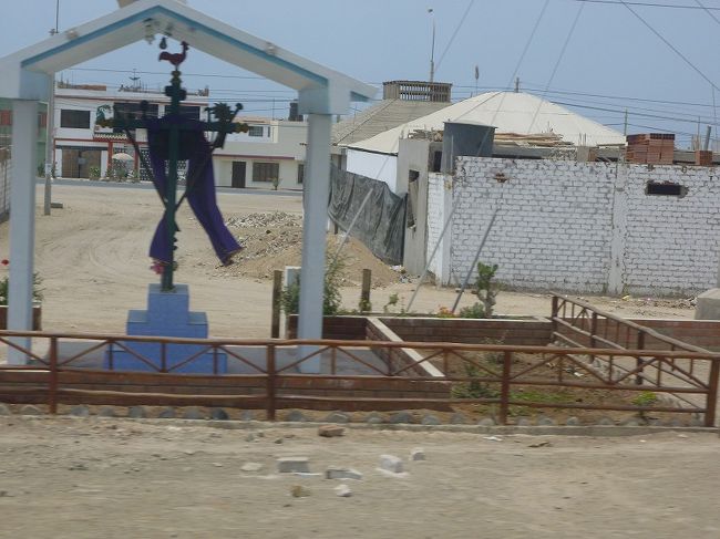 リマ→ナスカ、風見鶏？十字架？