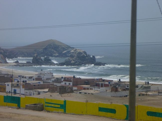 リマ→ナスカ、奇岩。