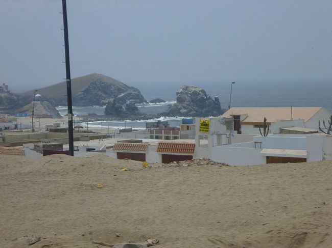 リマ→ナスカ、奇岩。