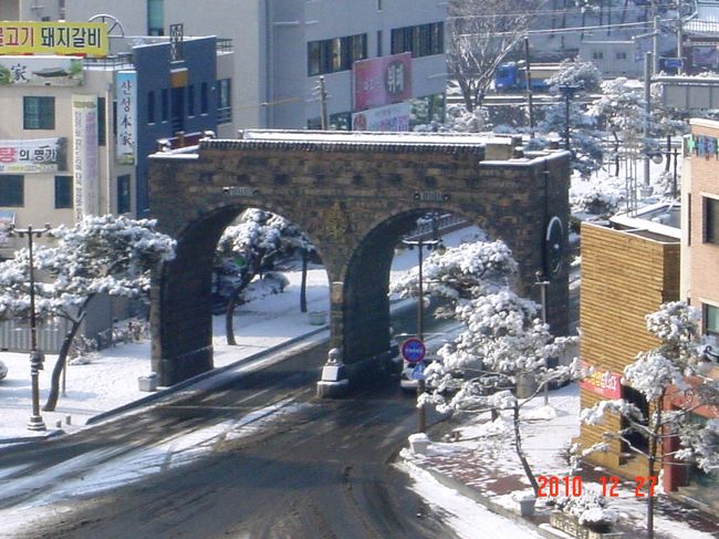 公山城よりレンガ造りの門を望む