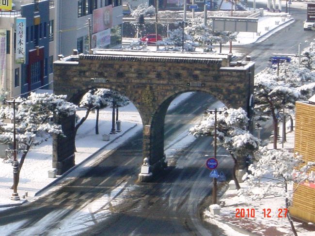 公山城よりレンガ造りの門を望む