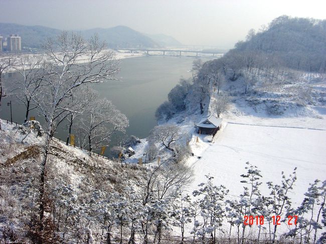 公山城より白馬江を望む