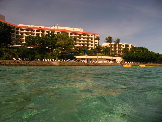 海から見たヒルトンホテル。