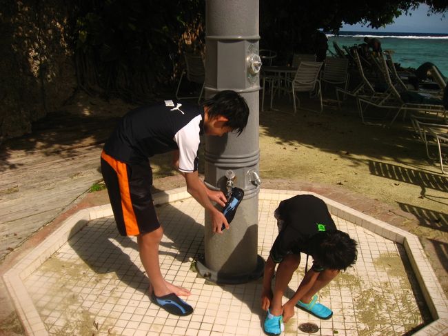 ビーチにはこんなシャワーがあります。<br />砂を流せるので便利。