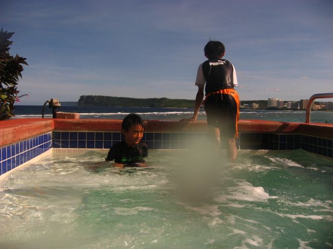 2時間ほどシュノーケルに夢中になって休憩に上がると寒い寒い〜！ジャグジーに直行！<br /><br />海を一望できるこのジャグジーに随分お世話になりました。