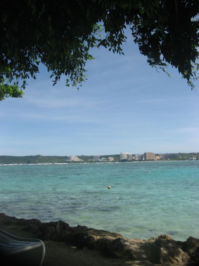 子供と旦那が遊んでいる間、私は木陰のデッキチェアでの〜んびり。幸せ〜〜〜〜♪<br /><br />ちなみにチェアはトップシーズンだとあっという間になくなってしまう。朝早めに行って確保しておく人がほとんどでした。