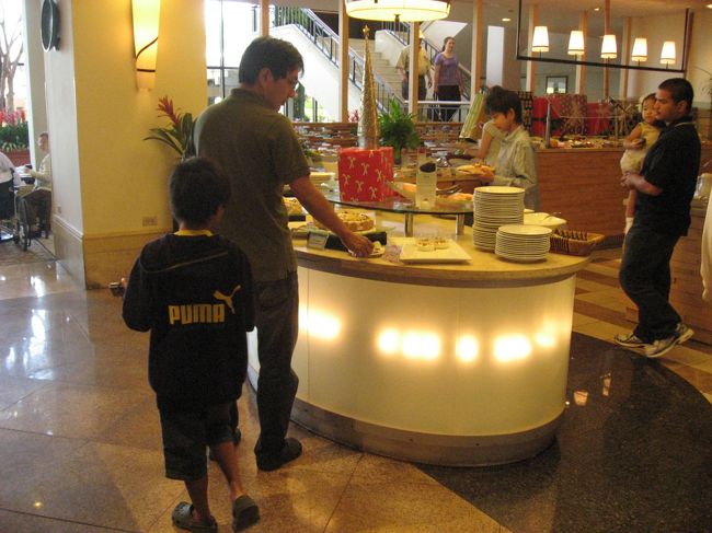 海とプールでたっぷり遊んでお腹ペコペコでランチへ。<br /><br />ホテルのアイランダーテラスでのブッフェ。<br />今回のツアーでは毎朝食＋ランチ１回が付いていました。<br /><br />ブッフェは子供らの好みを気にすることなく、いろいろな物が一度に食べられるし野菜もいっぱい取れるので嬉しいです。<br /><br />