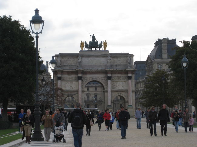 本日は日曜日！ということで、美術館をめぐります。<br />オルセー→オランジェリー→ルーヴルの順でめぐります。<br /><br />カルーゼル凱旋門です。