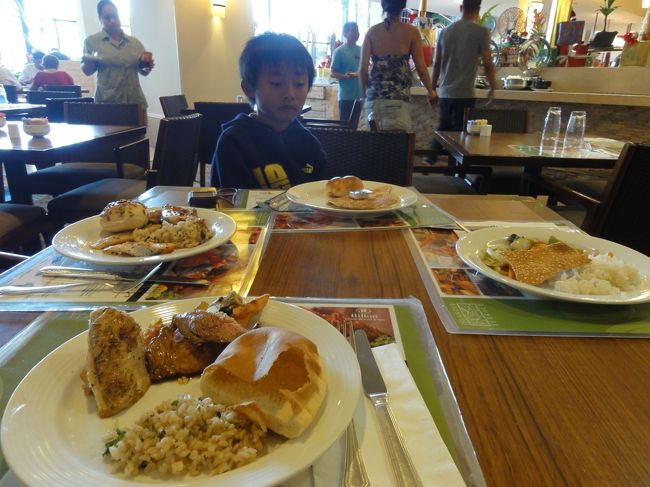 後ろのオープンキッチンでバーベキューを焼いてもらえました。<br /><br />10種類近くある野菜を好みでセレクト。味付けもいろいろありましたがわからないのでテキトーに。<br /><br />お皿ごと渡してシュリンプの数とお肉の種類を選んだら、（チキンｏｒポークｏｒビーフ）あとは鉄板でジュ−ジュー焼いてくれます。めちゃくちゃうまーい♪