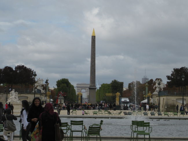 チュイルリー公園を通って向かいます。