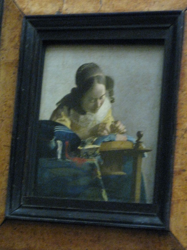 レースを編む女。<br />ものすごく小さい絵でびっくりしました。