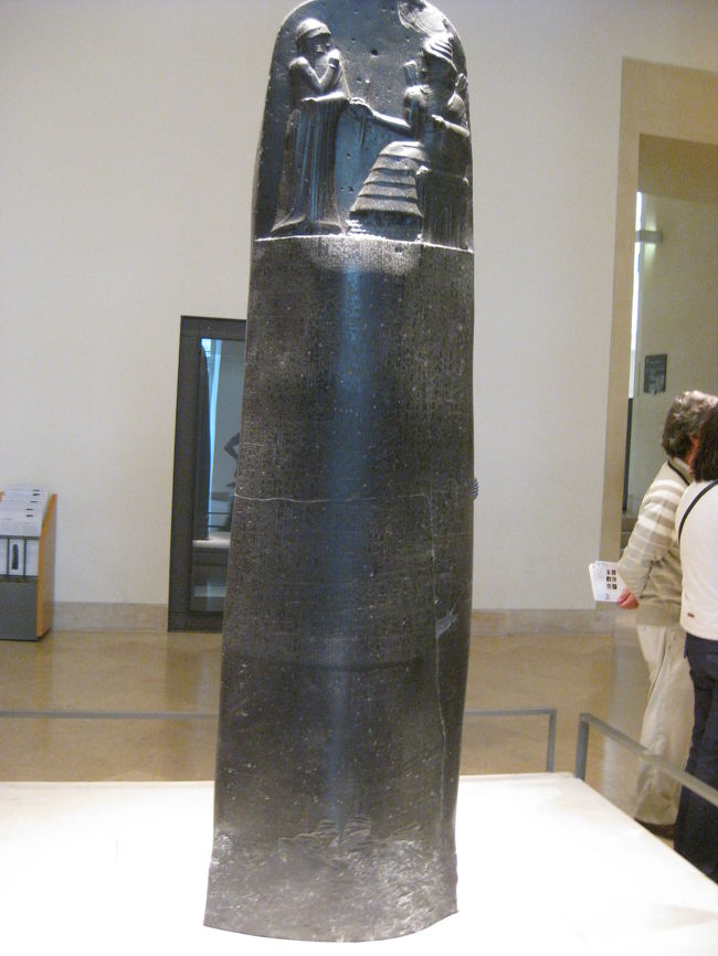 続いてリシュリュウ翼の１階へ。<br />ハンムラビ法典。