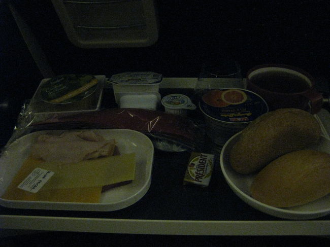 朝ごはんです。<br />付属のパンより、CAさんが配るパンのほうが激ウマでした。