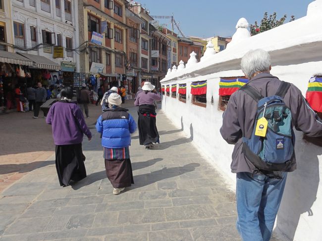 ストゥーパを時計回りに周りながら、壁に取り付けられたたくさんのマニ車をまわす。<br />すぐ前に勢いよくまわす人がいると、つぎの人は手を挟まれるので注意が必要。