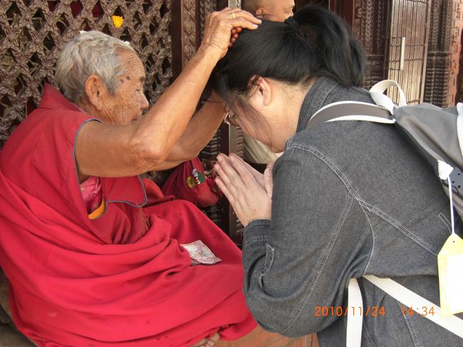 お堂の中ではチベット仏教の僧侶が読経中。<br />前には超能力者のようなおばあさん。<br />小額のお金を渡すと呪文のようなものを唱えながら、頭をなでてくれる。何かを注入？<br />渡したお金が少なかったのか、前の人より時間が短かった。