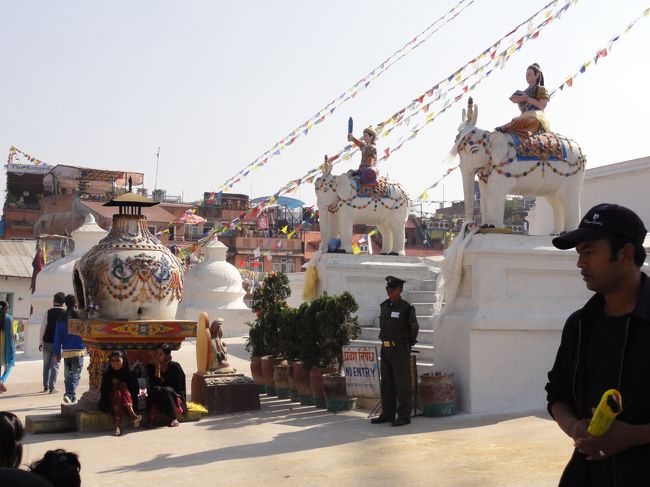 階段を登るとこんな風景。<br />ここで勝手に営業していた人たちは係員に注意されていた。<br />ヨーロッパ系の人がシャボン玉パフォーマンスをやってたけど、わざわざここでやるか？というレベルだった。<br />この階層まではだれでも入れる。<br />ぐるぐる回ると下にいろいろなものが見えてくる。<br />