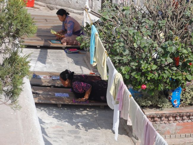 五体投地をする信者。<br />たくさんの人を見たが、例外なく日陰でやっている。<br />今日は天気もいいし、大変な運動量なので、暑いらしい。