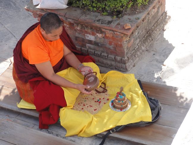 熱心に読経する僧侶。<br />数珠をつぎつぎ送っていくのは、日本の念仏と同じスタイル。<br />もちろん日陰。