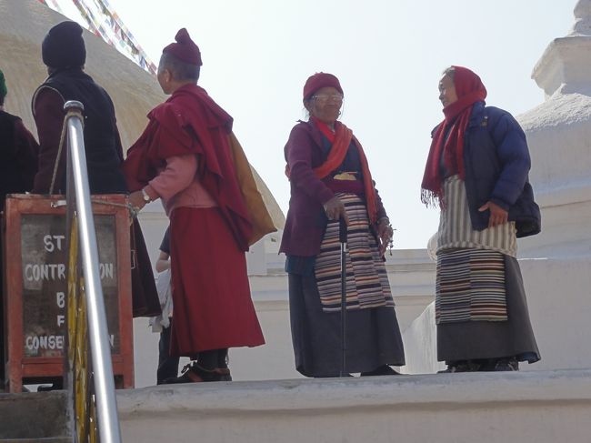五体投地している人の近くを歩いていたら、チベット系のおかあさんグループが「こっちこっち」といろいろ案内してくれた。何か唱えながら歩く人のうしろをしばらくついて歩く。