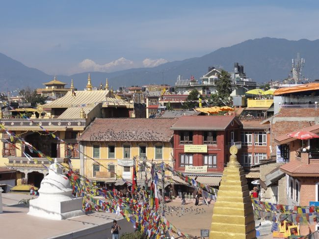 ここから見るとストゥーパの周りをぐるりと建物が取り囲んでいる様子がよくわかる。<br />ここを回って店をひやかしたり、時々買い物をしたりとなかなかよかった。<br />メニューを見るとけっこう高い。<br />場所代だから仕方がないか。<br /><br /><br />